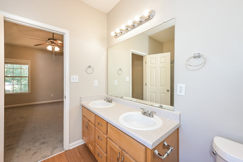 1,640/Mo, 714 Patriots Point Street Locust Grove, GA 30248 Main Bathroom View