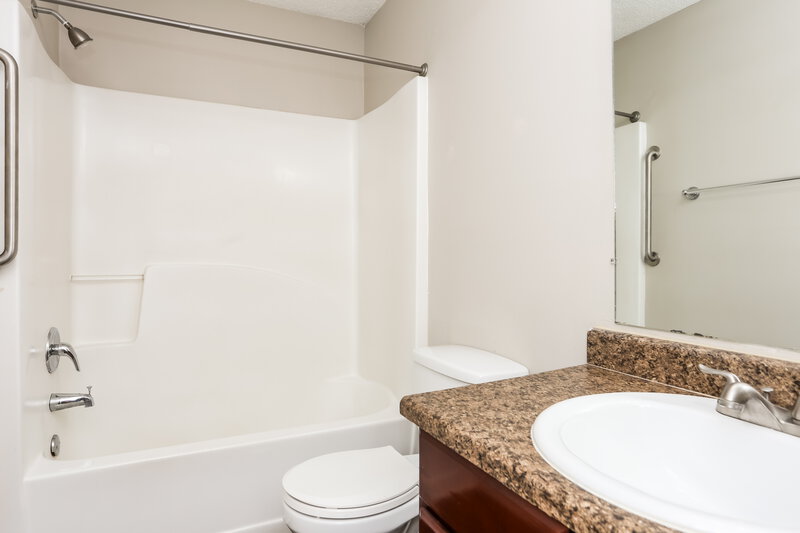 3,040/Mo, 182 Stillwood Dr Newnan, GA 30265 Main Bathroom View