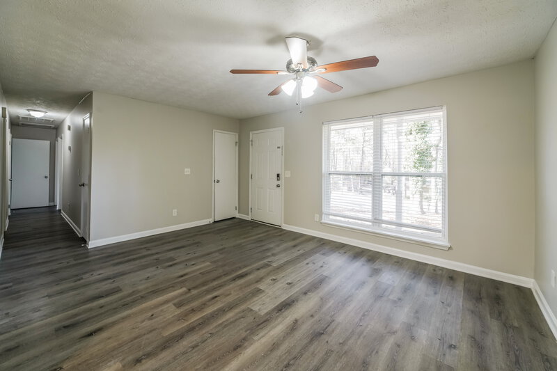 1,785/Mo, 300 Northmeade Dr Peachtree City, GA 30269 Living Room View 2