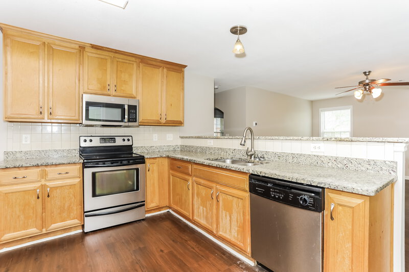 2,600/Mo, 5102 Redcoat Ln McDonough, GA 30252 Kitchen View
