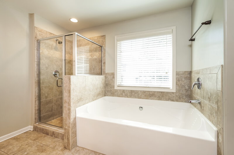 2,360/Mo, 377 Cliffhaven Circle Newnan, GA 30263 Main Bathroom View 2