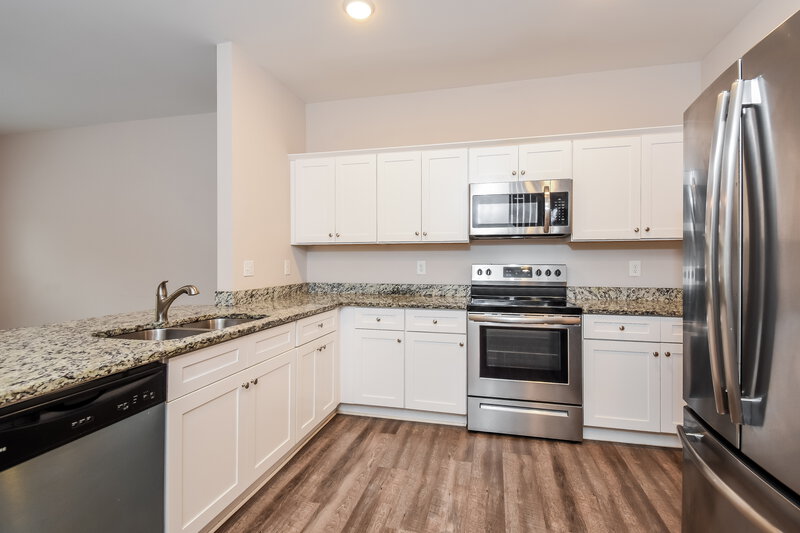 2,030/Mo, 19 Castlemoor Loop Adairsville, GA 30103 Kitchen View