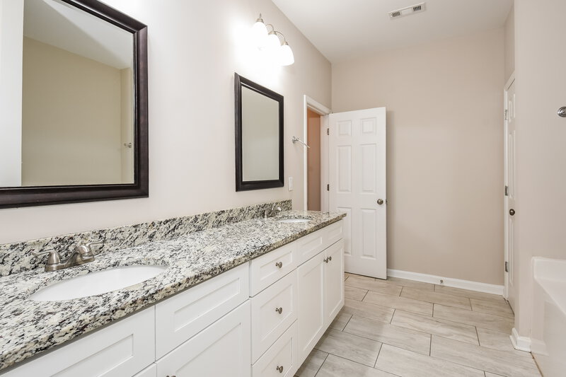 2,030/Mo, 19 Castlemoor Loop Adairsville, GA 30103 Main Bathroom View