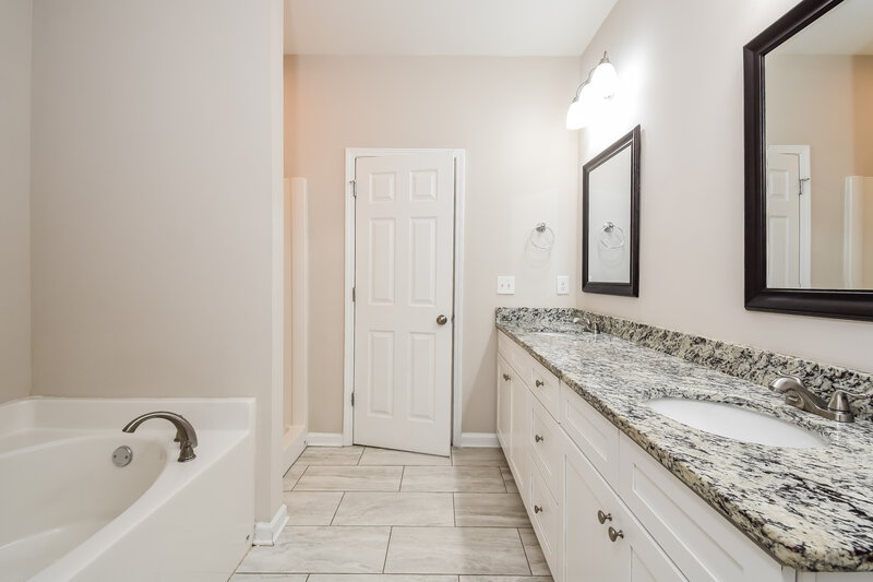 2,030/Mo, 19 Castlemoor Loop Adairsville, GA 30103 Main Bathroom View 2