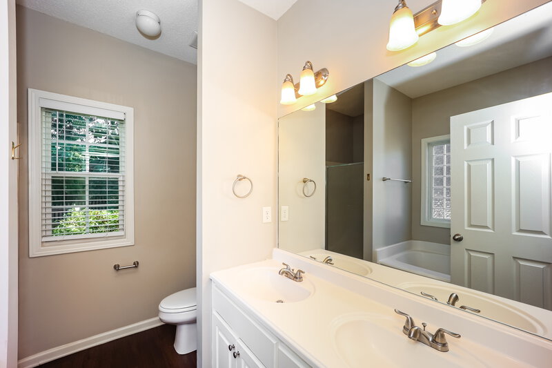 1,910/Mo, 23 Bedford Park Drive Newnan, GA 30263 Main Bathroom View