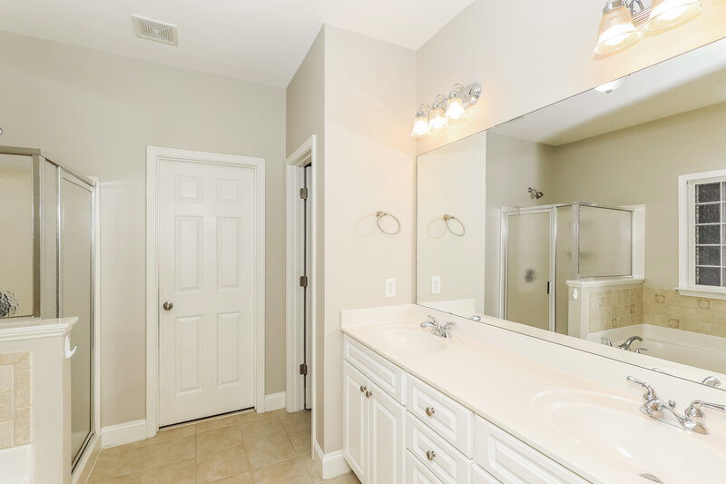 2,085/Mo, 31 Village Park Dr Newnan, GA 30265 Main Bathroom View