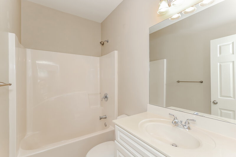 2,085/Mo, 31 Village Park Dr Newnan, GA 30265 Bathroom View