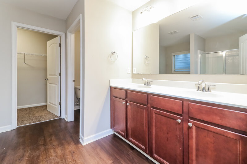 0/Mo, 275 Shaw Dr Acworth, GA 30102 Main Bathroom View