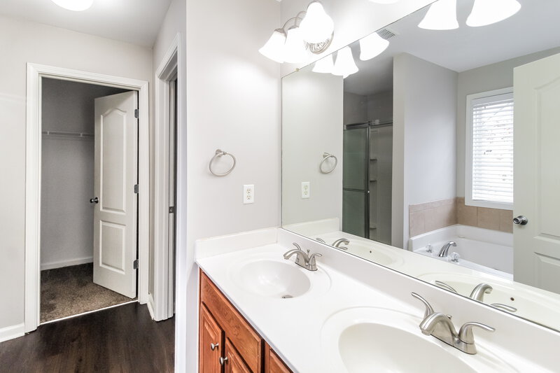 2,140/Mo, 207 Lantana Drive Locust Grove, GA 30248 Main Bathroom View