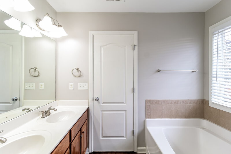 2,140/Mo, 207 Lantana Drive Locust Grove, GA 30248 Main Bathroom View 2
