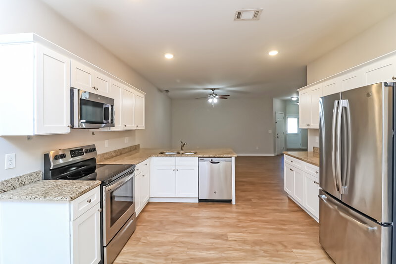 1,620/Mo, 21 Castlemoor Loop Adairsville, GA 30103 Kitchen View 2