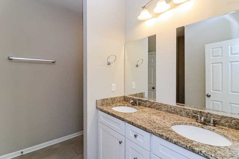 1,620/Mo, 21 Castlemoor Loop Adairsville, GA 30103 Main Bathroom View