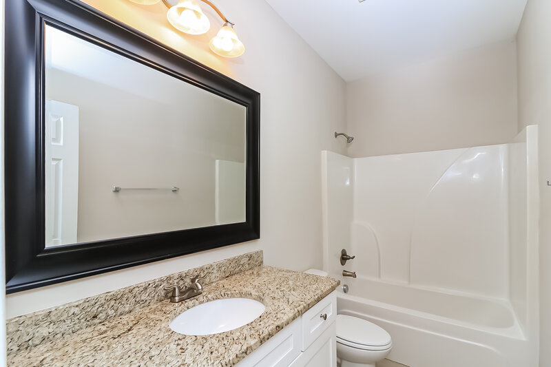 1,620/Mo, 21 Castlemoor Loop Adairsville, GA 30103 Main Bathroom View 2