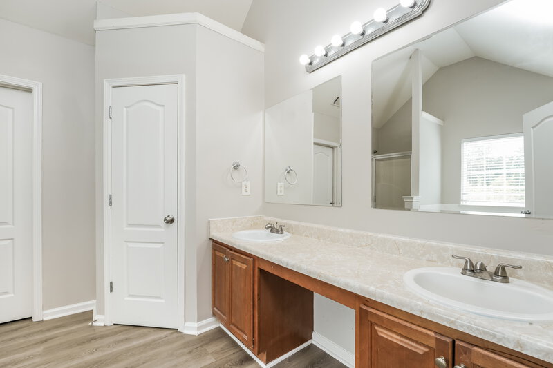 2,300/Mo, 3692 Zoey Lee Dr Snellville, GA 30039 Main Bathroom View