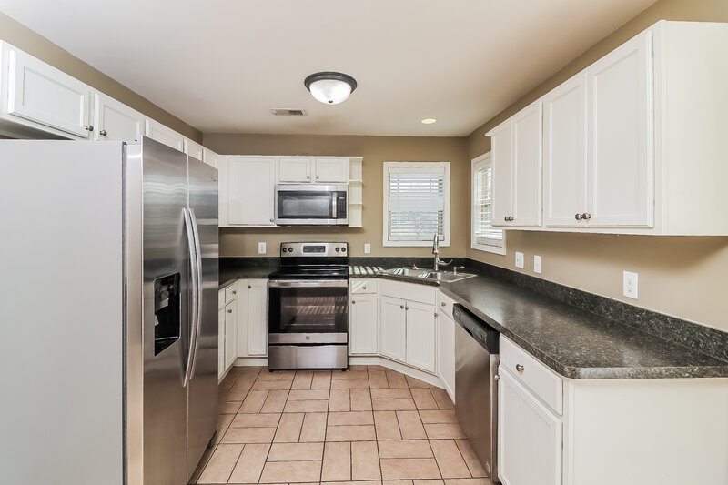 2,120/Mo, 16 Redwood Drive Adairsville, GA 30103 Kitchen View