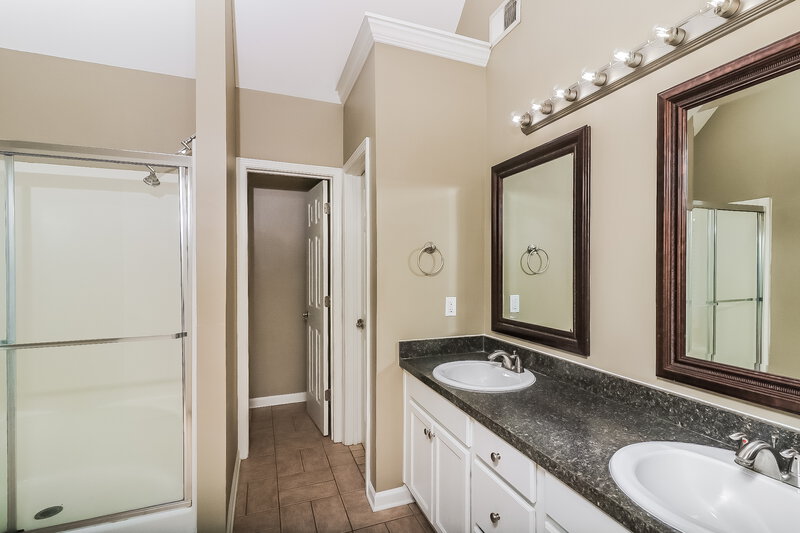 2,120/Mo, 16 Redwood Drive Adairsville, GA 30103 Main Bathroom View