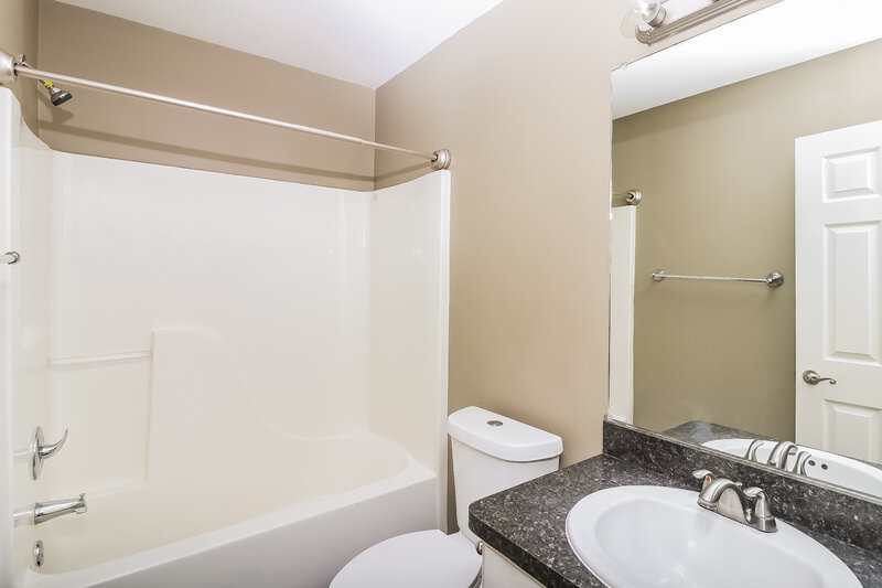 2,120/Mo, 16 Redwood Drive Adairsville, GA 30103 Bathroom View