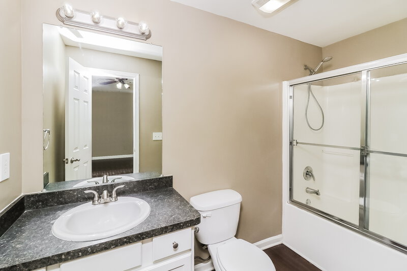 2,120/Mo, 16 Redwood Drive Adairsville, GA 30103 Bathroom View 2