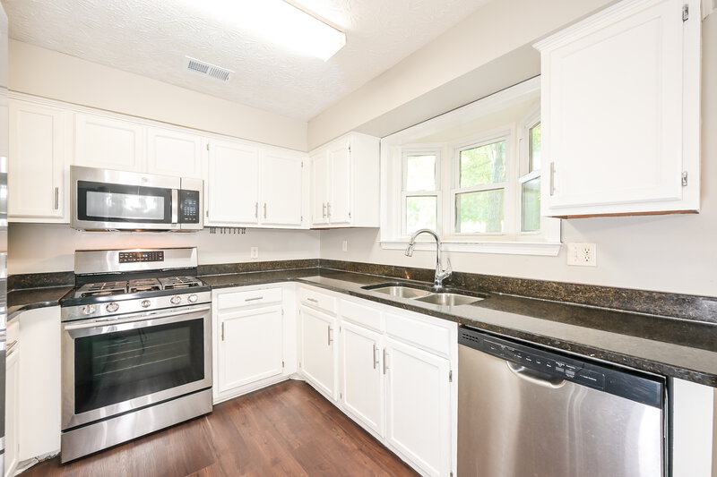 1,950/Mo, 1260 Grayland Hills Trl Lawrenceville, GA 30046 Kitchen View 2