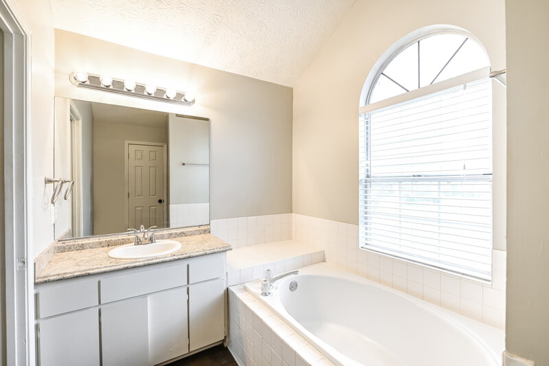 1,965/Mo, 1920 Rocky Mill Drive Lawrenceville, GA 30044 Main Bathroom View