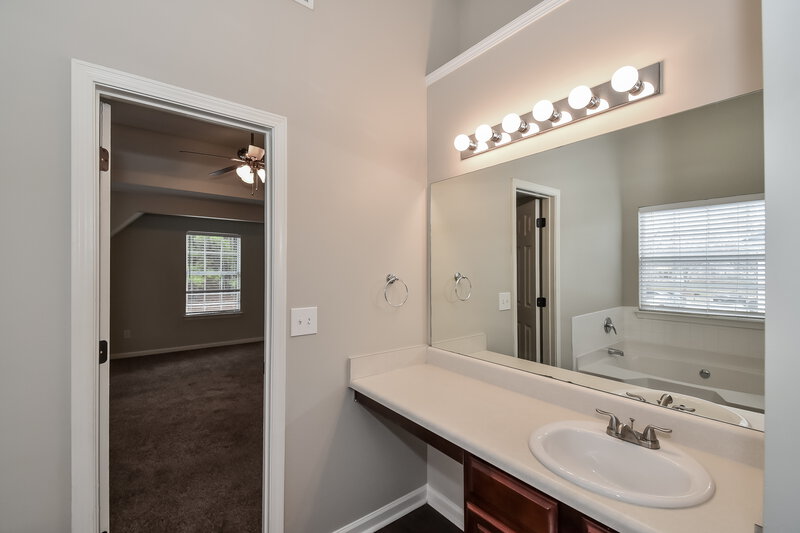 2,015/Mo, 4591 Derby Loop Fairburn, GA 30213 Main Bathroom View