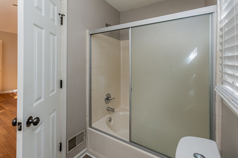 2,760/Mo, 3604 Spring Leaf Ln Acworth, GA 30101 Main Bathroom View 2