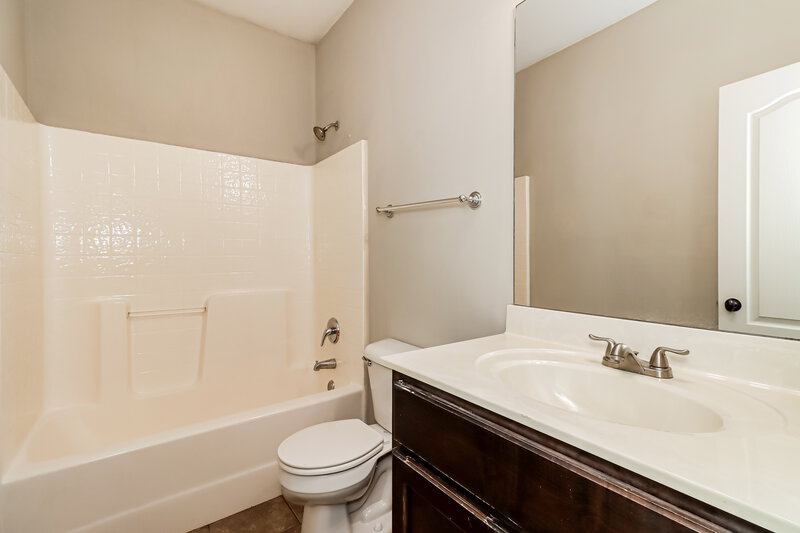 1,660/Mo, 49 Celtic Court Adairsville, GA 30103 Main Bathroom View