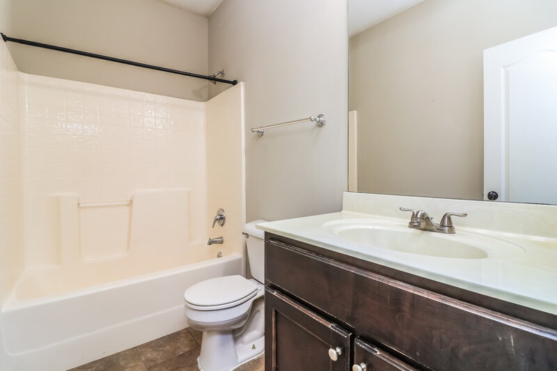 1,715/Mo, 49 Celtic Court Adairsville, GA 30103 Main Bathroom View 2