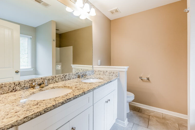 2,105/Mo, 70 Moss Way Cartersville, GA 30120 Main Bathroom View