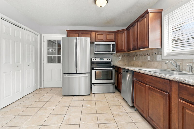 2,215/Mo, 2663 Candler Dr Marietta, GA 30064 Kitchen View