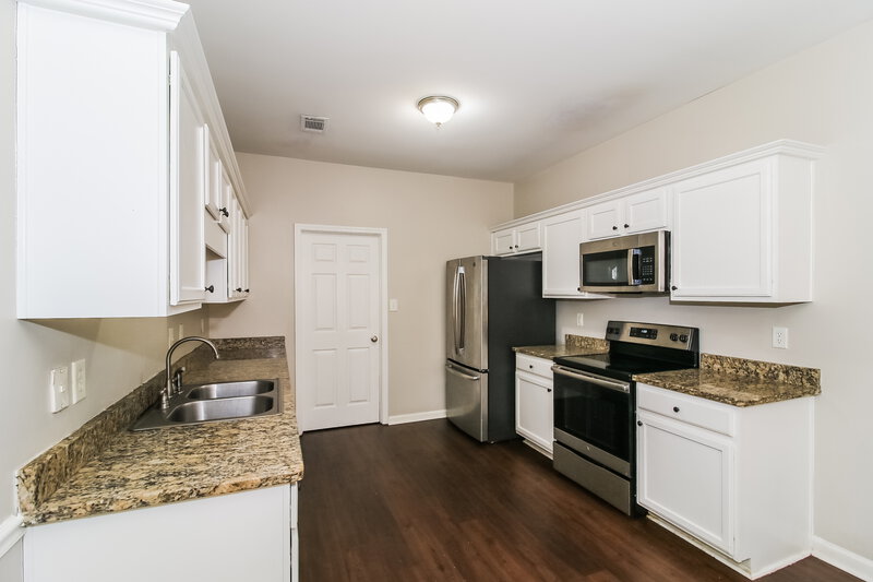 1,910/Mo, 5040 Pioneer Parkway McDonough, GA 30253 Kitchen View 2