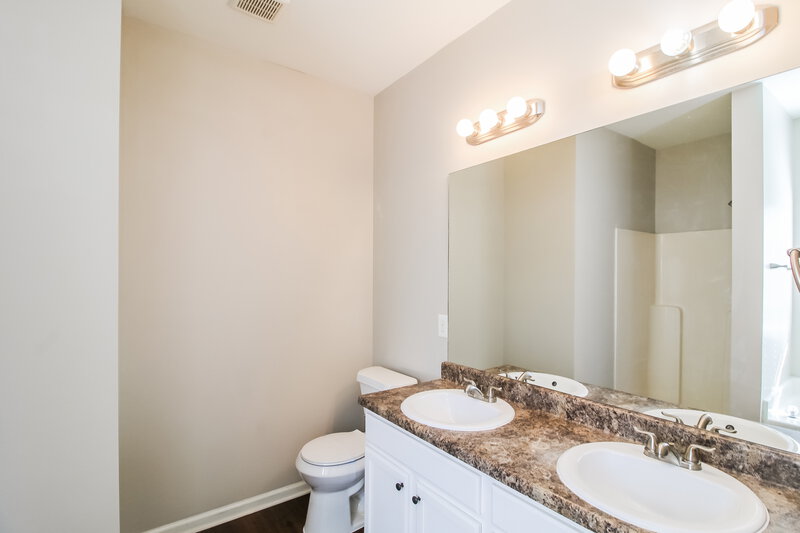 1,910/Mo, 5040 Pioneer Parkway McDonough, GA 30253 Bathroom View