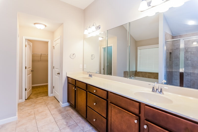 1,960/Mo, 387 Lenore Court Hiram, GA 30141 Main Bathroom View
