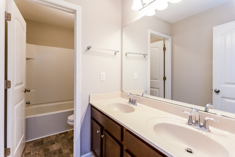 1,960/Mo, 387 Lenore Court Hiram, GA 30141 Bathroom View