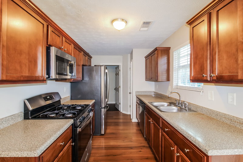 1,875/Mo, 87 Belmont Park Dr Newnan, GA 30263 Kitchen View