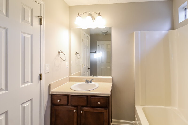 1,875/Mo, 87 Belmont Park Dr Newnan, GA 30263 Bathroom View