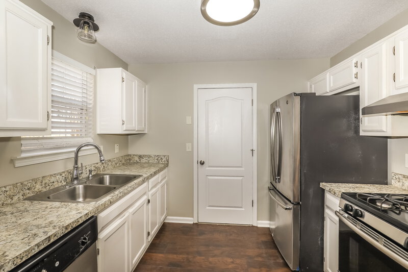 1,730/Mo, 306 Breezy Hill Walk Stockbridge, GA 30281 Kitchen View