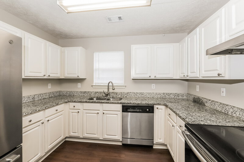 1,900/Mo, 121 Fern Court Hampton, GA 30228 Kitchen View