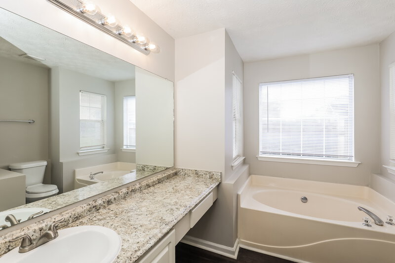 1,900/Mo, 121 Fern Court Hampton, GA 30228 Main Bathroom View