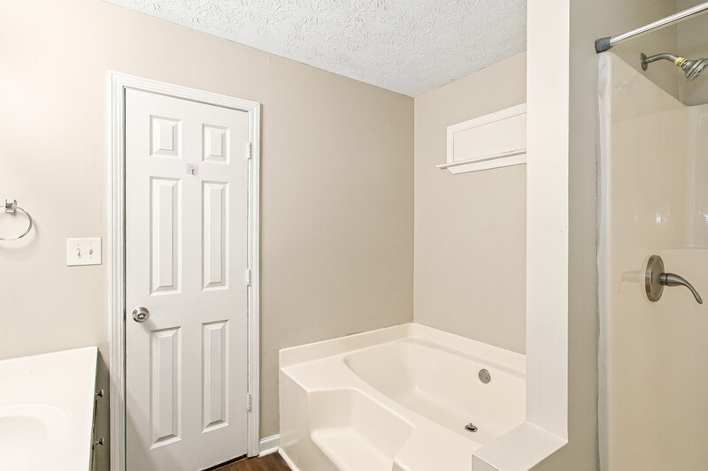 2,000/Mo, 505 Horseshoe Circle Stockbridge, GA 30281 Primary Bathroom View 2