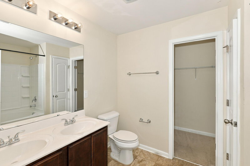 1,850/Mo, 1407 Shadow Creek Ave Hampton, GA 30228 Primary Bathroom View