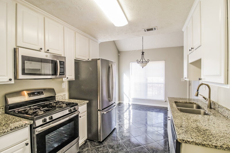 3,140/Mo, 685 Chaseridge Drive McDonough, GA 30253 Kitchen View 2