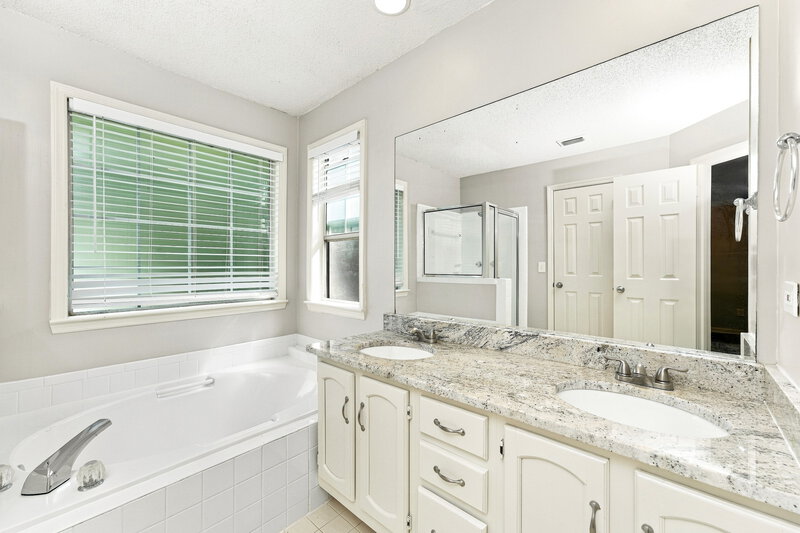 2,270/Mo, 900 Lauren Kay Ct Lawrenceville, GA 30046 Primary Bathroom View