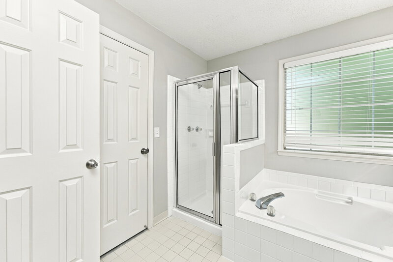 2,270/Mo, 900 Lauren Kay Ct Lawrenceville, GA 30046 Primary Bathroom View 2