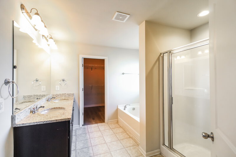 2,250/Mo, 223 Fern Walk Lawrenceville, GA 30045 Main Bathroom View