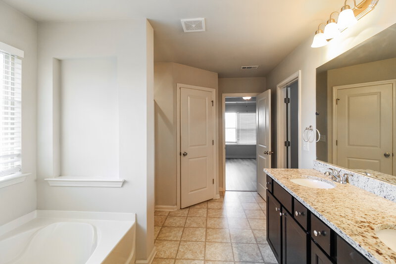 2,250/Mo, 223 Fern Walk Lawrenceville, GA 30045 Main Bathroom View 2