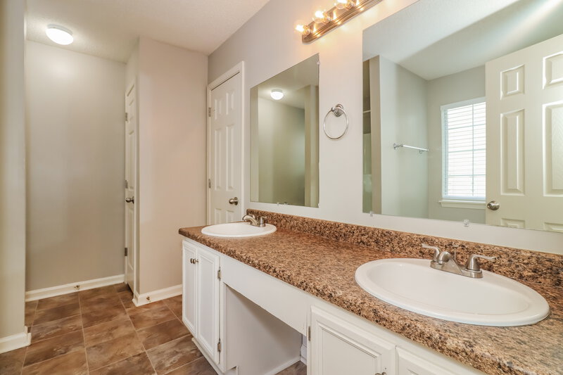 1,980/Mo, 2158 Denson Ln SW Marietta, GA 30008 Main Bathroom View