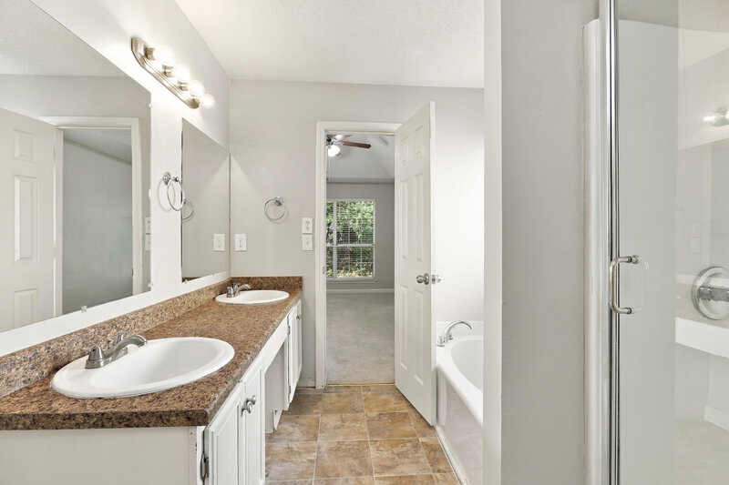 1,905/Mo, 2158 Denson Ln SW Marietta, GA 30008 Primary Bathroom View 2