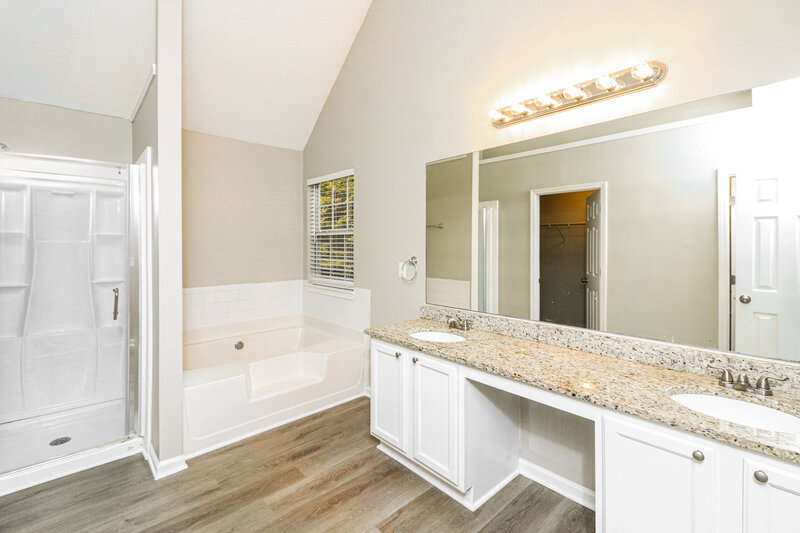 3,110/Mo, 4631 Glider Circle Douglasville, GA 30135 Main Bathroom View