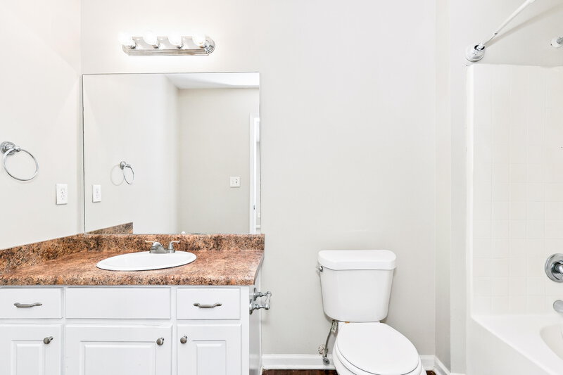 1,940/Mo, 1077 Meadow Glen Cir Fairburn, GA 30213 Primary Bathroom View